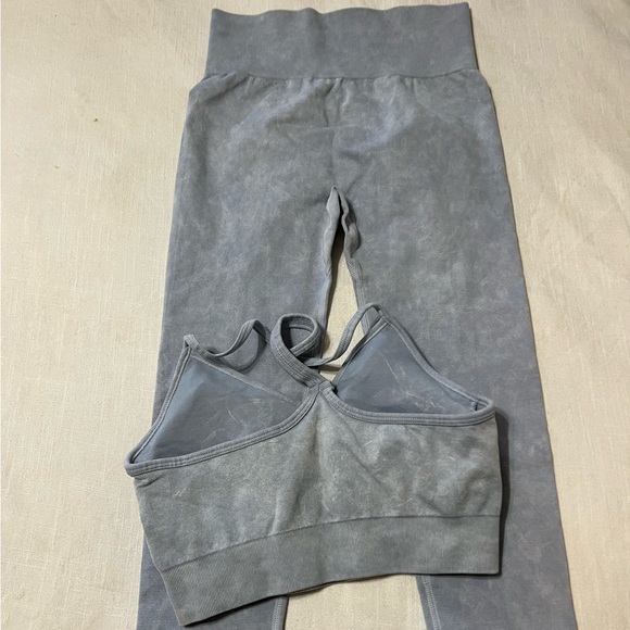 Super cute Amazon gray workout set - Picture 5 of 8